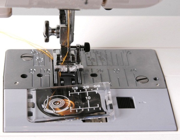 Электромеханическая швейная машинка